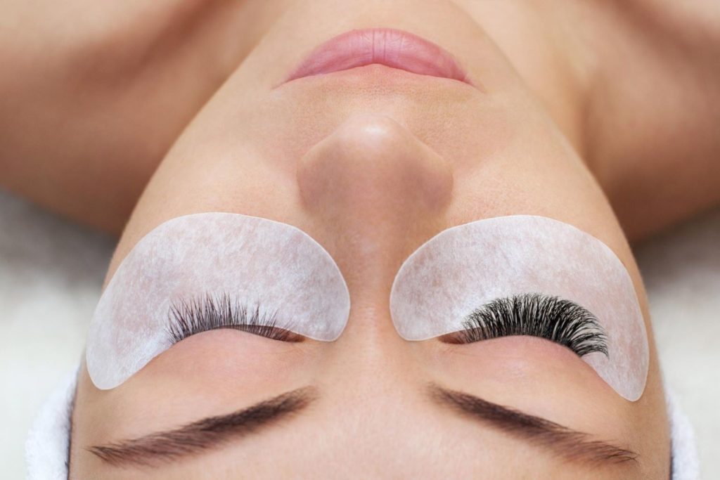 women getting lash extensions